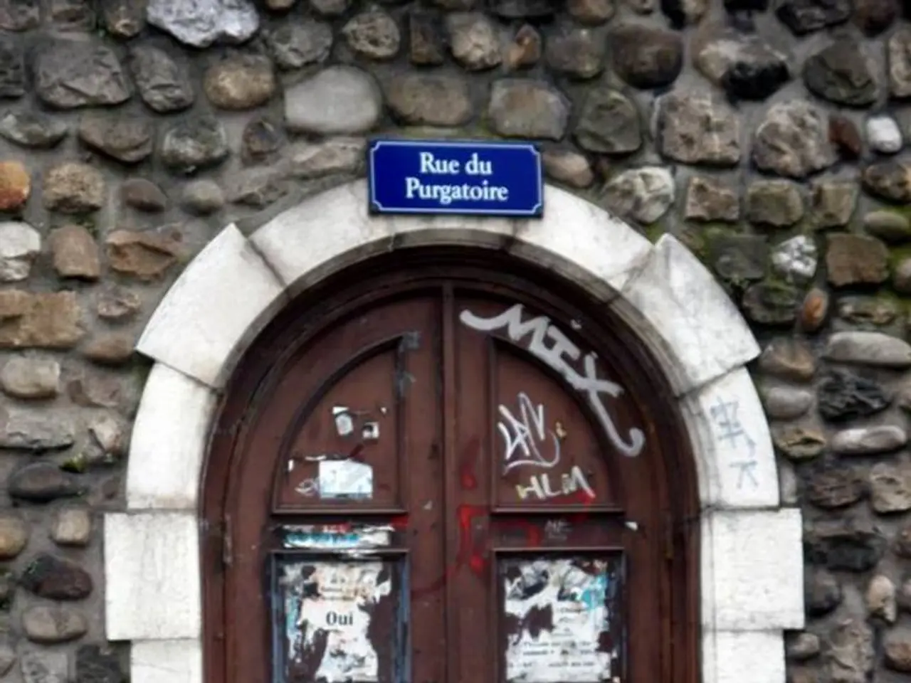 "Slate's Moody Hue: A Versatile and Edgey Tone, Yet Popularity Debated"