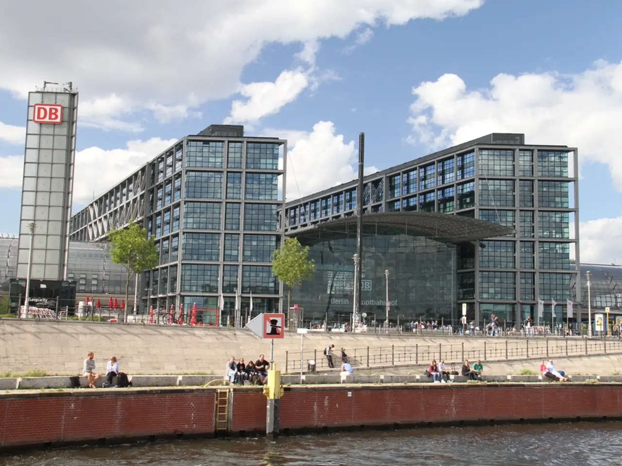 Guest Cancels Immediately Upon Arrival Due to Host's Outdoor Design Choices