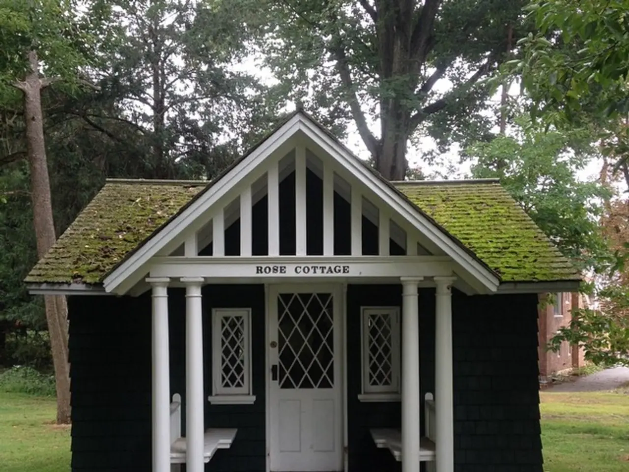 A run-down cottage undergoes an astonishing renovation