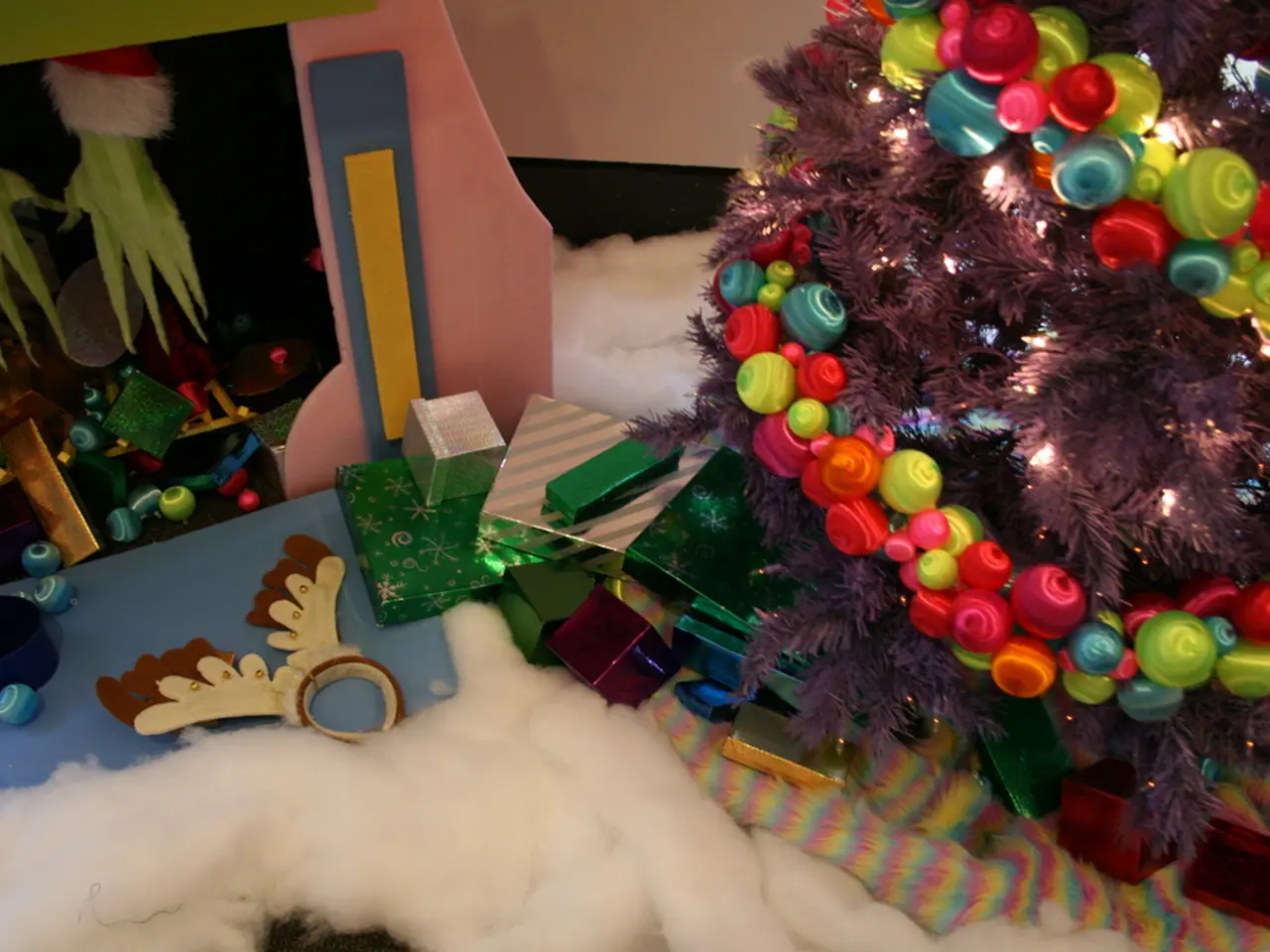 Holiday Craft Kit: DIY Christmas Tree Ornaments for On-the-Go Fun