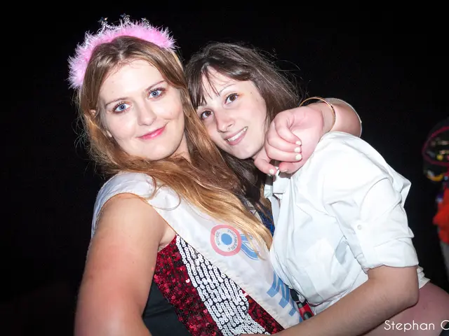 Easy-to-Craft Bandana Headband with a Fashionable Edge