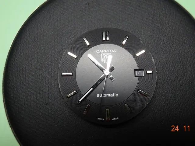 Affair involving a vintage HAU shelf clock, a German watch manufacturing company's timepiece