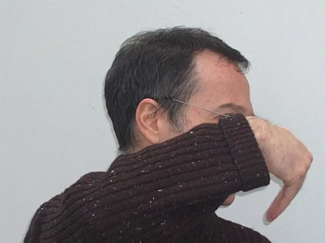 Instructions on Keeping Knitted Sweaters Intact During Cutting