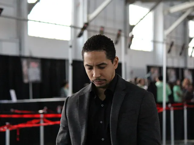 Innovative method for keeping your sleeve cuffs compacted